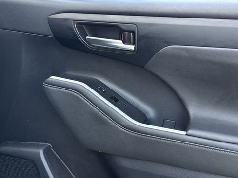 Used 2023 Toyota Highlander XLE image 29