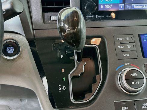 Used 2016 Toyota Sienna XLE w/ XLE Navigation Package FWD image 23