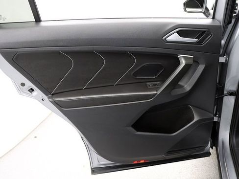 Used 2024 Volkswagen Tiguan SE image 25