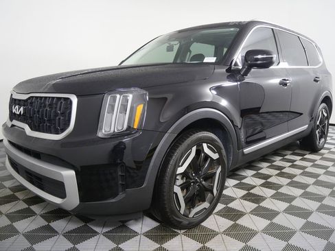 Used 2023 Kia Telluride EX w/ EX Captain's Chair Package image 7