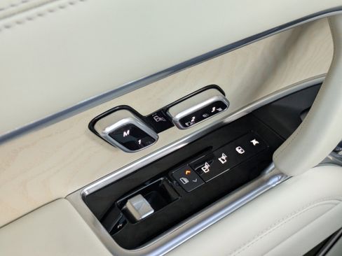 Used 2025 Land Rover Range Rover SV image 19