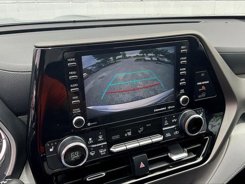 Used 2022 Toyota Highlander XLE AWD/4WD image 26