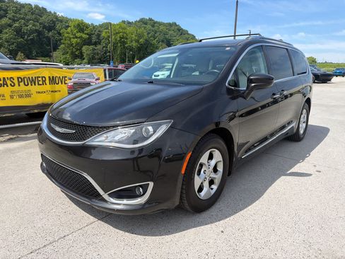 Used 2017 Chrysler Pacifica Touring-L Plus FWD image 4