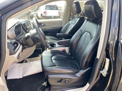 Used 2023 Chrysler Pacifica Touring-L FWD image 17