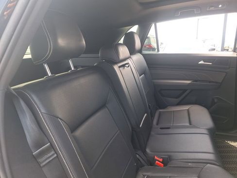 Used 2021 Volkswagen Atlas Cross Sport SE w/ Panoramic Sunroof Package FWD image 16