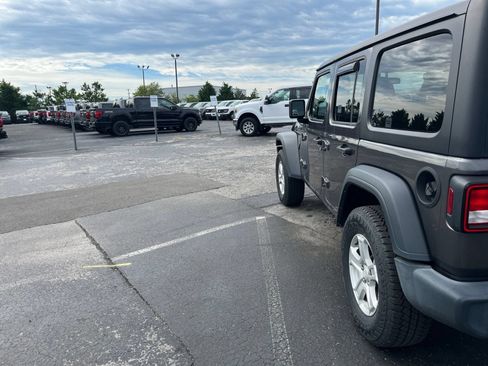 Used 2018 Jeep Wrangler Unlimited Sport S AWD/4WD image 4