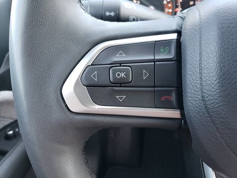 Used 2025 Jeep Compass Latitude w/ Sun & Sound Group AWD/4WD image 15
