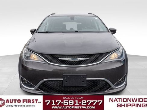 Used 2017 Chrysler Pacifica Touring-L w/ Tire & Wheel Group image 2