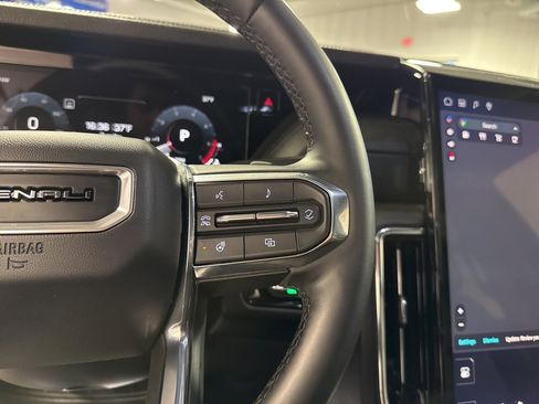 Used 2025 GMC Yukon XL Denali image 18