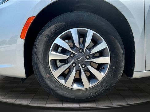 Used 2023 Chrysler Pacifica Touring-L FWD image 34