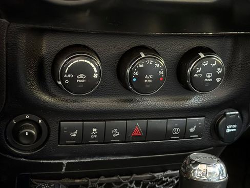 Used 2014 Jeep Wrangler Unlimited Rubicon w/ Connectivity Group AWD/4WD image 20