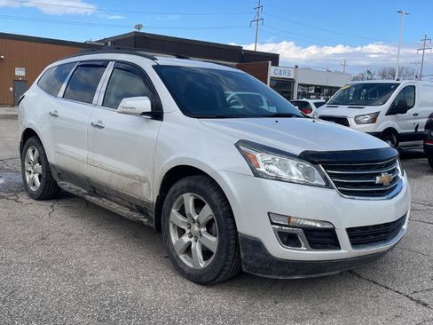 Used 2017 Chevrolet Traverse LT w/ Style and Technology Package image 3