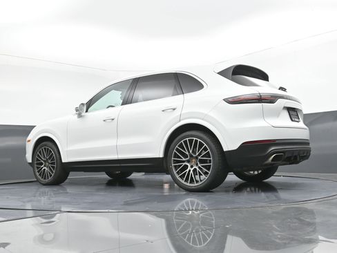 Used 2022 Porsche Cayenne image 32
