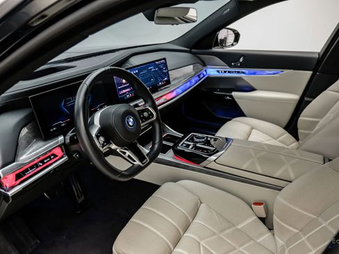 Used 2025 BMW i7 xDrive60 AWD/4WD image 2