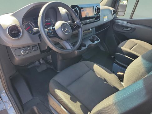 Used 2025 Mercedes-Benz Sprinter 2500 image 8