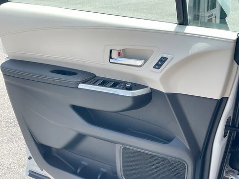 Used 2026 Toyota Sienna Limited FWD image 7