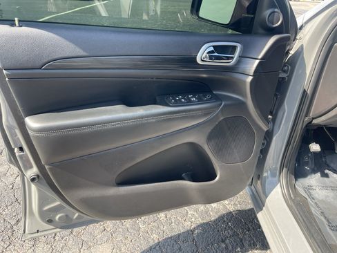 Used 2019 Jeep Grand Cherokee Altitude AWD/4WD image 24