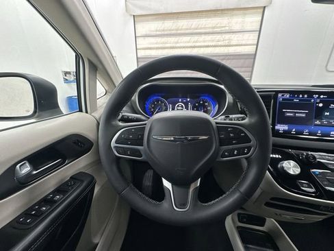 Used 2023 Chrysler Pacifica Touring-L image 12