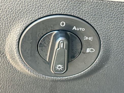 Used 2023 Volkswagen Taos SE w/ Panoramic Sunroof Package FWD image 22