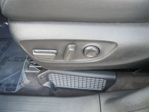 Used 2025 Toyota Sienna Platinum image 16