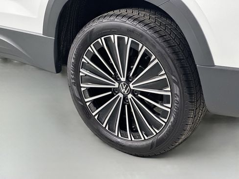 Certified 2025 Volkswagen Taos SE image 8