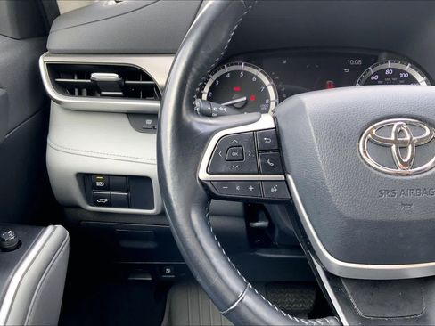 Used 2022 Toyota Highlander XLE FWD image 24