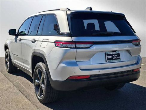 Used 2023 Jeep Grand Cherokee Altitude RWD image 5