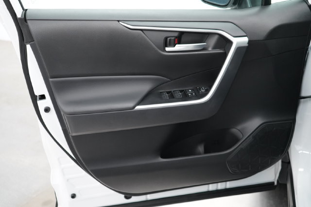 Used 2025 Toyota RAV4 XLE AWD/4WD image 9