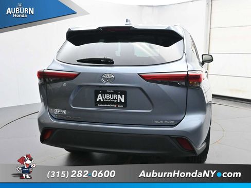 Used 2022 Toyota Highlander XLE AWD/4WD image 4