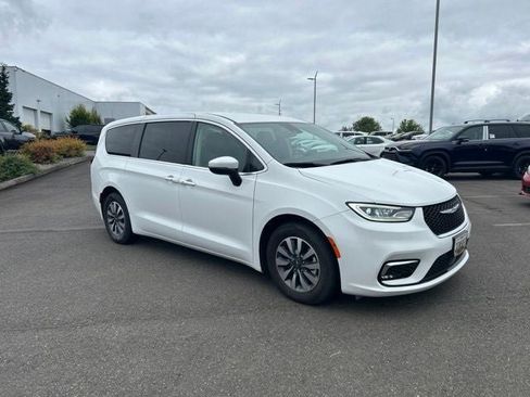 Used 2023 Chrysler Pacifica Touring-L FWD image 3