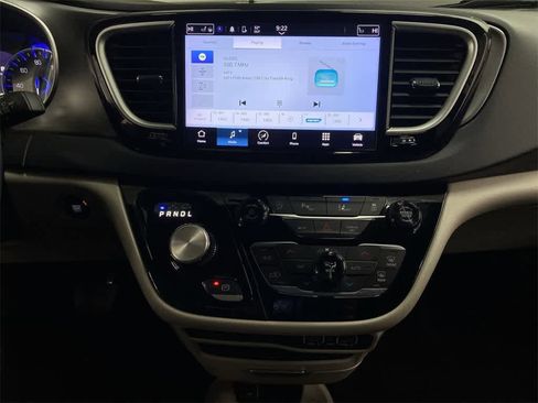 Used 2024 Chrysler Pacifica Touring-L image 24