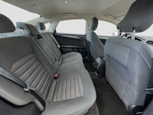 Used 2019 Ford Fusion SE image 18