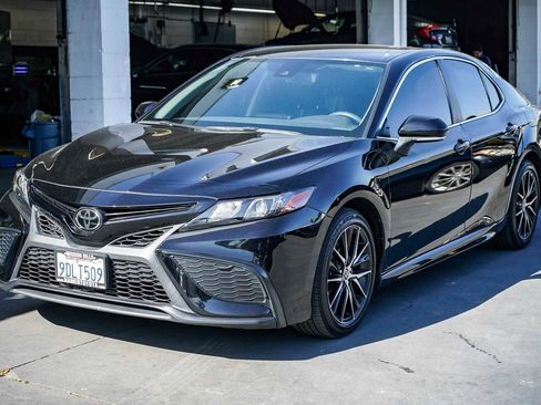 Used 2022 Toyota Camry SE image 1