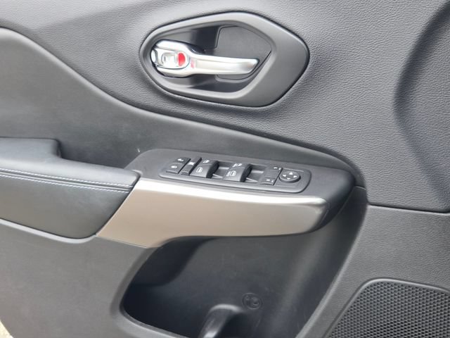 Used 2021 Jeep Cherokee Latitude Plus FWD image 20