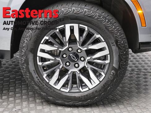Used 2025 Chevrolet Suburban Z71 AWD/4WD image 33