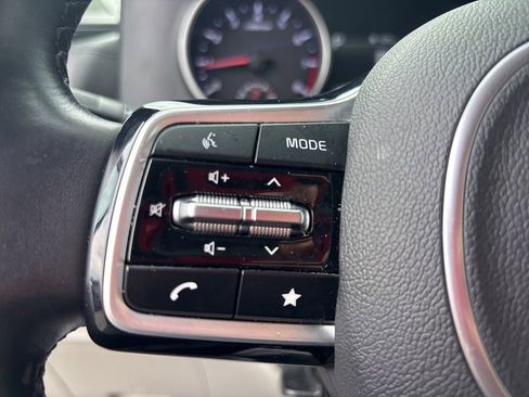 Used 2023 Kia Carnival LX FWD image 22