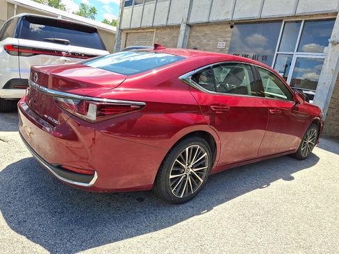 Certified 2024 Lexus ES 250 w/ Premium Package AWD/4WD image 4