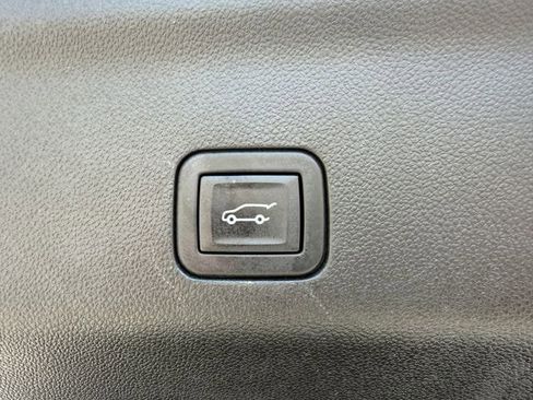 Used 2023 Chevrolet Suburban Premier image 34