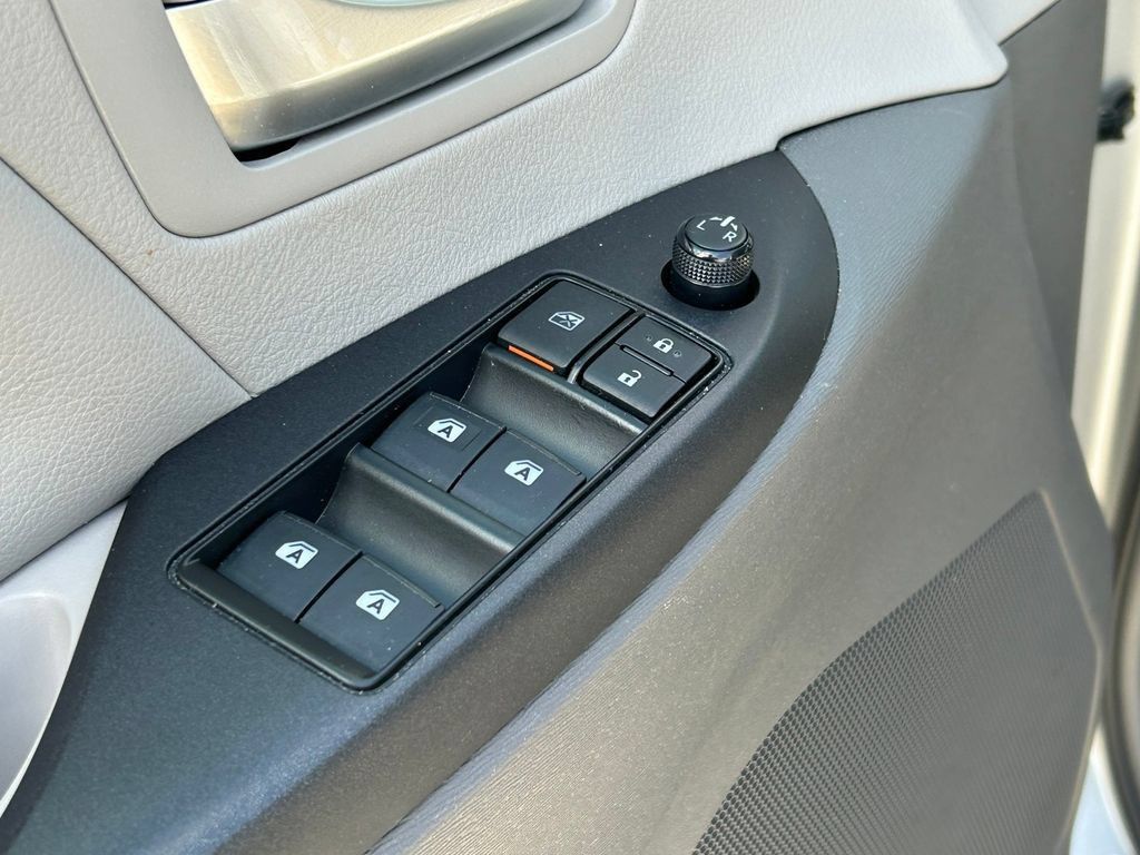 Used 2019 Toyota Sienna LE w/ LE Preferred Package FWD image 23