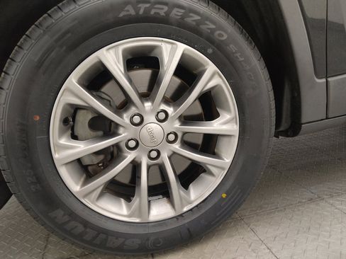 Used 2019 Jeep Cherokee Latitude Plus image 31