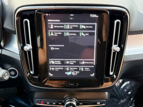 Used 2022 Volvo XC40 T4 Momentum image 37