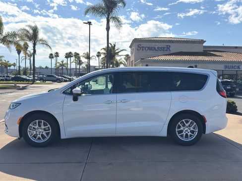 Used 2023 Chrysler Pacifica Touring-L image 5