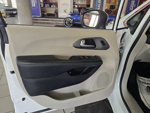 Used 2023 Chrysler Pacifica Touring-L FWD image 7