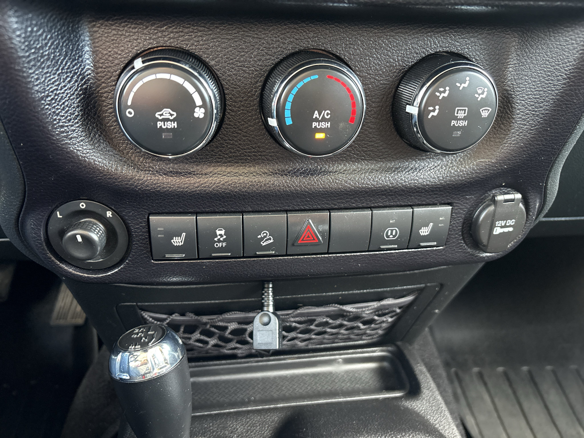 Used 2015 Jeep Wrangler Sahara w/ Connectivity Group AWD/4WD image 19