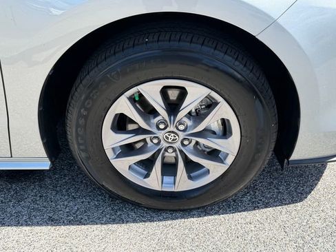 Used 2025 Toyota Sienna XLE FWD image 24