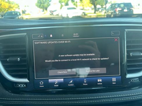 Used 2021 Chrysler Pacifica Touring-L image 9