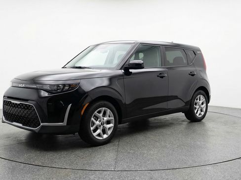 Used 2025 Kia Soul LX w/ LX Technology Package FWD image 3