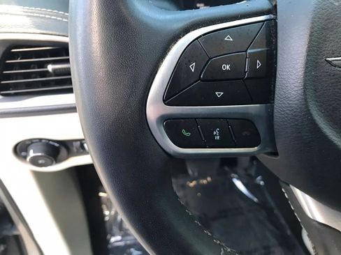 Used 2023 Chrysler Pacifica Touring-L FWD image 17
