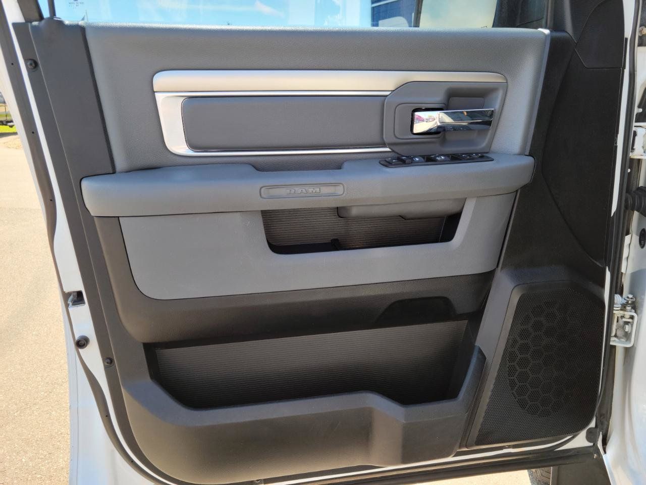 Used 2019 RAM 1500 Classic SLT w/ SLT Plus D←cor Group AWD/4WD image 8