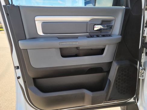 Used 2019 RAM 1500 Classic SLT w/ SLT Plus D←cor Group AWD/4WD image 8